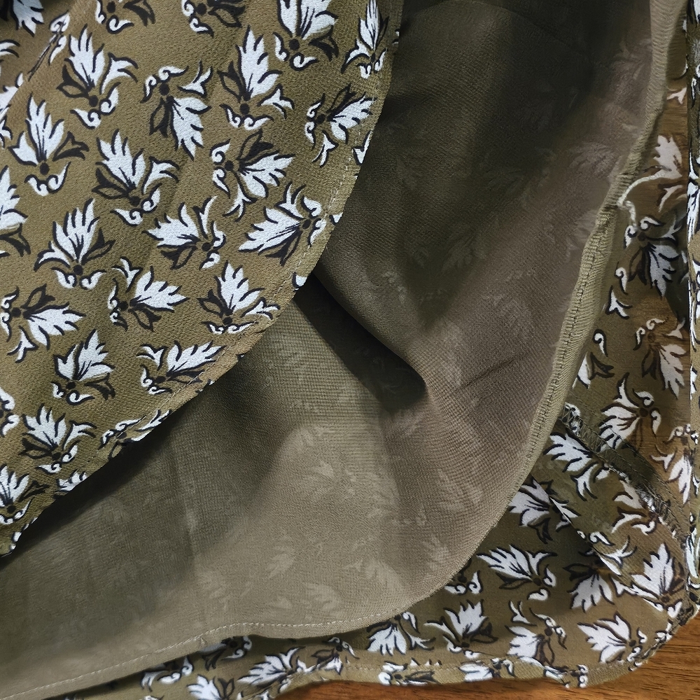 LOFT Sleeveless Floral Leaf Shell – Size XL – Olive Green, Light Blue, Black - Picture 4 of 10